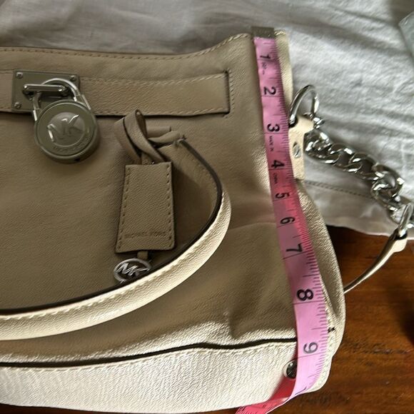 Michael Kors handbag silver lock and keys tan color impeccable - Picture 12 of 13